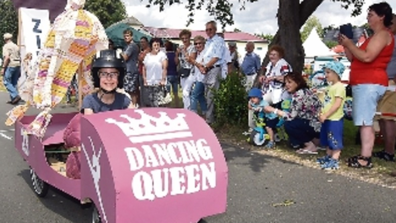 Emilia Vetter sorgte mit ihrer Seifenkiste namens Dancing Queen für Aufsehen und gewann den Preis für die schöneste Seifenkiste.