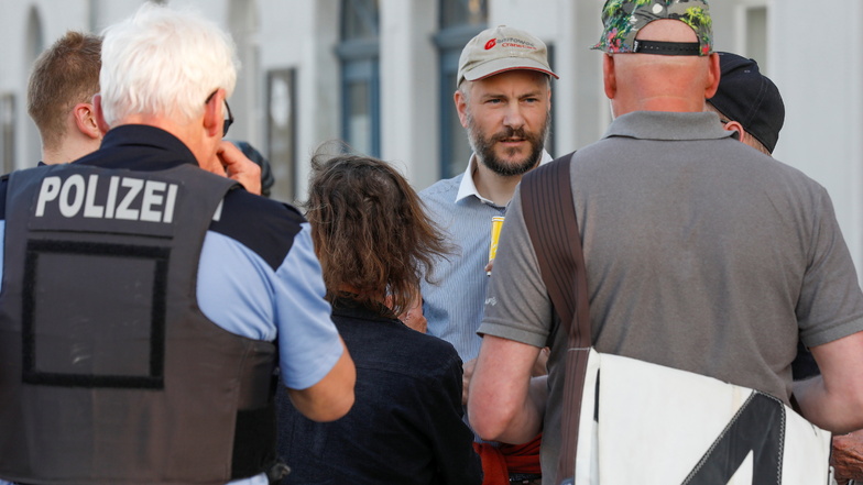 Martin Kohlmann (Dritter von rechts mit Basecap) mit Teilnehmern der Gegendemo in Herrnhut.