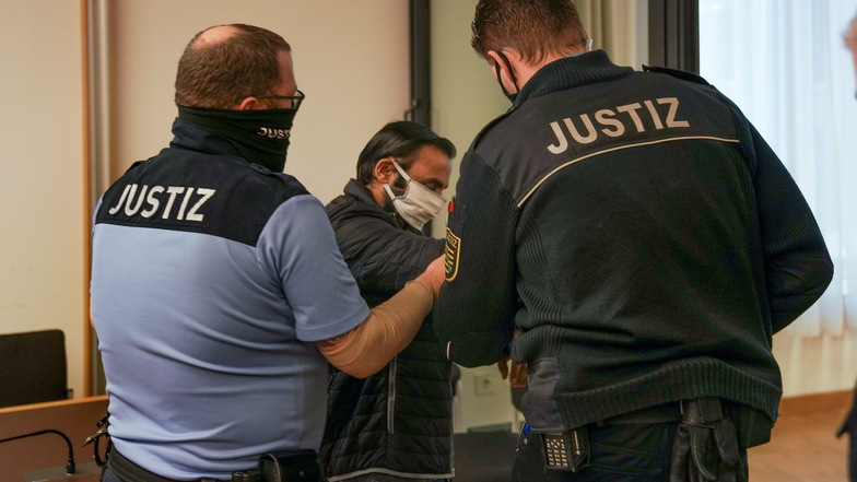 Ein Foto vom Prozessauftakt am 14. Januar 2021 am Landgericht Dresden. Wachtmeister bringen den Hauptangeklagten zu seinem Platz. Der 34-Jährige sitzt seit mehr als drei Jahren in Untersuchungshaft, nun ist einer seiner Verteidiger ausgeschieden.