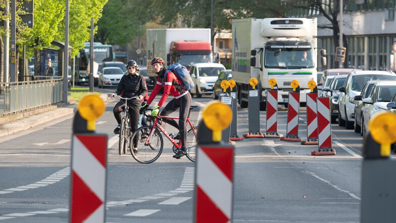 Auf der Albertstraße hätten die Radfahrer gerade in Richtung Brücke fahren können. Der Demo-Radweg soll so auf eine einfache und sichere Radverbindung hinweisen.