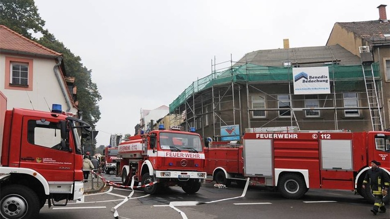 Großeinsatz der Feuerwehr am Sonnabendmorgen in der Colditzer Straße in Leisnig. Hier hatte der Dachstuhl eins Wohn- und Geschäftshauses lichterloh gebrannt. Wegen des Einsatzes war die Straße stundenlang gesperrt.