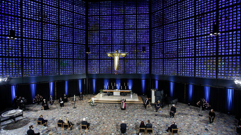 Blick in die Berliner Gedächtniskirche während des ökumenischen Gottesdienstes für die Verstorbenen der Corona-Pandemie.