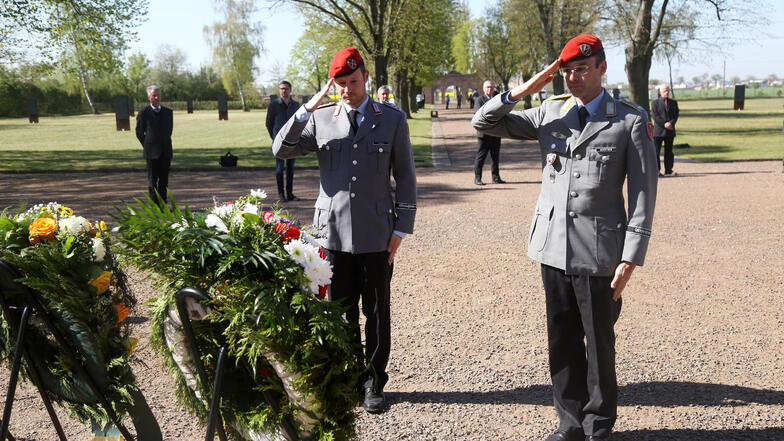 Auch Vertreter der Bundeswehr salutierten stumm im Ehrenhain Zeithain.