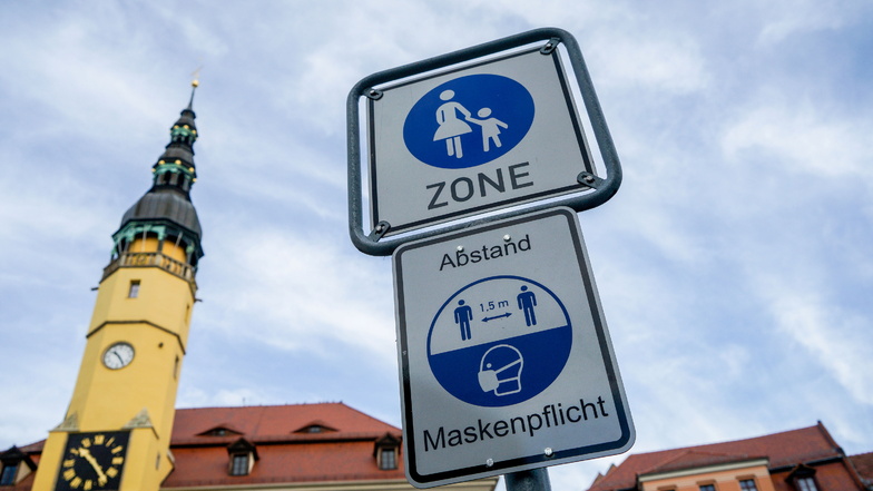 Ein Schild weist in Bautzen auf die Maskenpflicht hin: Sachsen überlegt, das Gebot zum Tragen eines Mund-Nase-Schutzes zumindest im Freien wegfallen zu lassen.