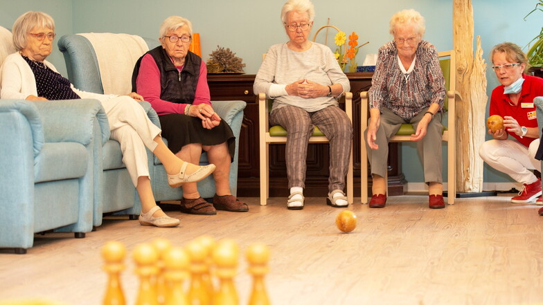 Auch Kegeln gehört zu den Angeboten für die Senioren in der Tagespflege des ASB in Boxdorf.