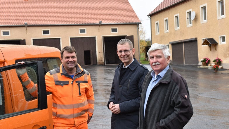 In Cunnersdorf entsteht der neue Glashütter Bauhof. Dort trafen sich der bisherige Besitzer Christian Lukas, Bürgermeister Markus Dreßler und Bauhofchef Veith Hanzsch (v.r.). Perspektivisch soll auch hier eine Photovoltaikanlage entstehen.