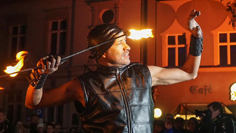 Bautzens Einkaufsnacht Romantica begeistert Besucher auch mit Darbietungen wie Feuershows. Bisher organisierten die Citymanagerin und der Innenstadtverein die Veranstaltung. Wie es in diesem Jahr damit weitergeht, ist offen.