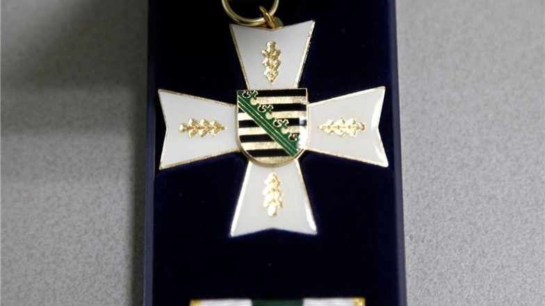 Dafür hat er unter anderem das Helfer-Ehrenzeichen am Band in Gold des Freistaates Sachsen bekommen.