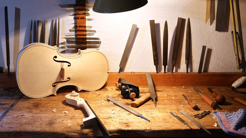 Blick auf die Werkbank eines Geigenbaumeisters in seiner Werkstatt. Corona trifft auch die Instrumentenbauer in Sachsen hart.