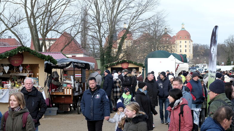 Der Weihnachtsmarkt in Moritzburg fand in diesem Jahr nicht am Schloss statt, einen Blick darauf hatte man aber trotzdem.