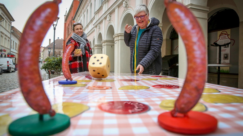 Zum Kamenzer Würstchenmarkt am 26. März hat auch das neu entwickelte Würstchenspiel Premiere. Citymanagerin Anne Hasselbach (l.) und Geschäftsfrau Karin Uhlemann testen es schon mal.