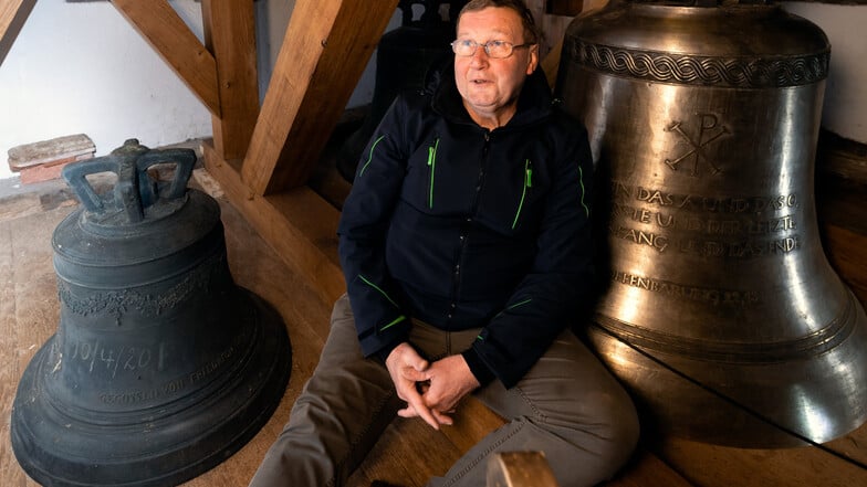 Die Glocken befinden sich zwar schon auf dem Kirchturm von Baruth, sie sind auch schon geweiht. Nun müssen sie noch aufgehängt und zum Läuten gebracht werden. Darauf wartet auch Bernd Lorenz, der Vorsitzende des Glockenfördervereins in Baruth.