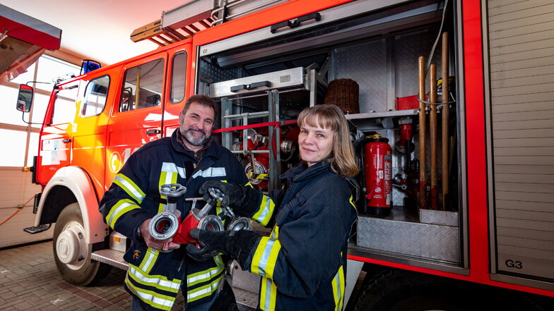 Uwe Hummitzsch ist Jugendfeuerwehrwart bei der Feuerwehr Haßlau, Anja Weber gehört zum Nachwuchs im Erwachsenenalter. Beides wird bei der Ortswehr gebraucht.