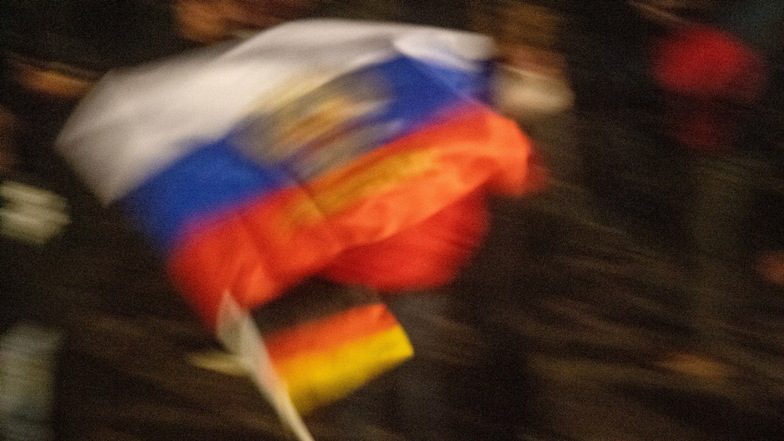 Immer wieder tauchen auch russische Flaggen bei Demonstrationen auf.