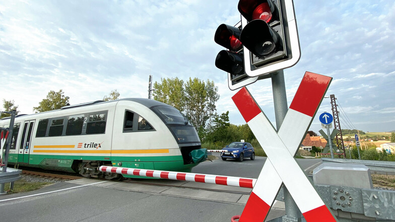 In einem Trilex-Zug zwischen Radeberg und Dresden ist es zum Streit über die Maskenpflicht gekommen. Ein Mann mit Schwerbehindertenausweis wurde aufgefordert auszusteigen, doch er weigerte sich.