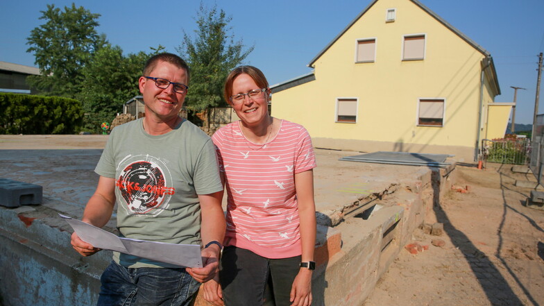 Sven und Anja Kühne freuen sich, dass sie das Grundstück des ehemaligen Konsums in Steina erwerben konnten. Jetzt wollen sie dort ein Mehrzweckgebäude errichten.