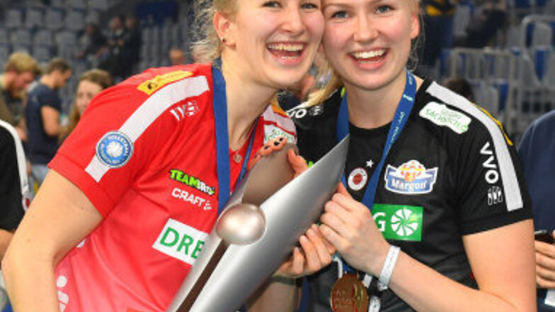 Monique Strubbe (l.) feiert mit Piia Korhonen den Pokalsieg in Mannheim. Es ist der bisher größte Erfolg der gebürtigen Chemnitzerin.