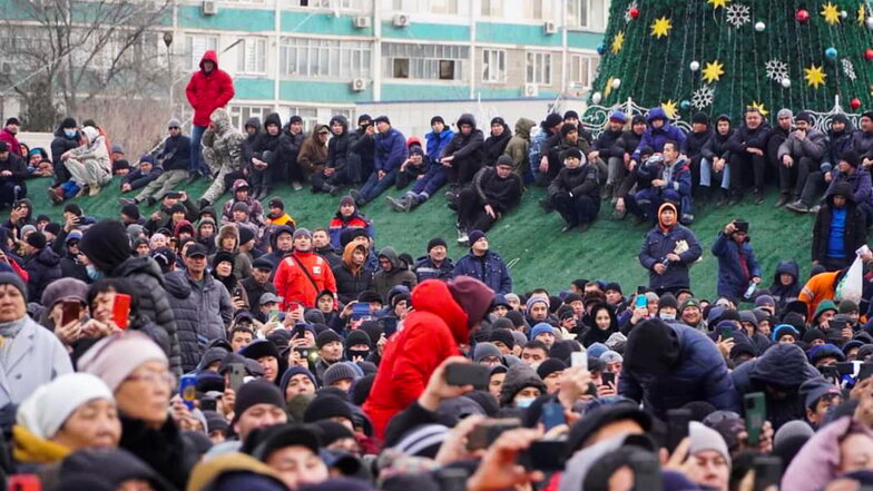 Kasachstan, Nur-Sultan: Demonstranten protestieren gegen gestiegene Gaspreise.