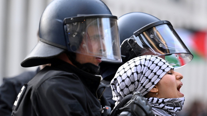 Krieg in Nahost: Polizei führt Demonstranten aus besetzter Berliner Uni