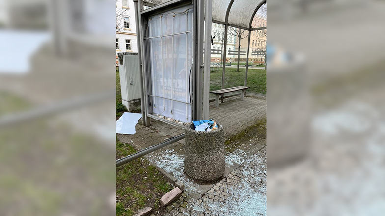Zersplittertes Glas, zerstörte Plakate: So sah die Bushaltestelle am Poppitzer Platz kurz nach der Zerstörung aus. Das Schadensbild deutet auf Vandalismus hin.