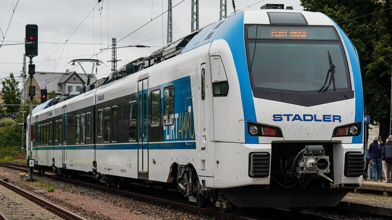Ab 2025 sollen Batteriezüge wie der Flirt Akku der Firma Stadler im S-Bahn-Verkehr von Leipzig nach Döbeln fahren.