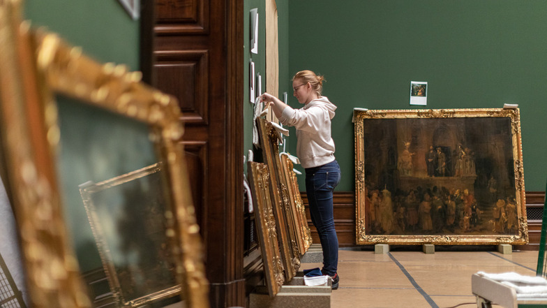 In den vergangenen Wochen wurde die Gemäldegalerie Alte Meister wieder eingeräumt. Hier bereitet eine Mitarbeiterin der Staatlichen Kunstsammlungen das Aufhängen eines Gemäldes im Niederländerraum vor.