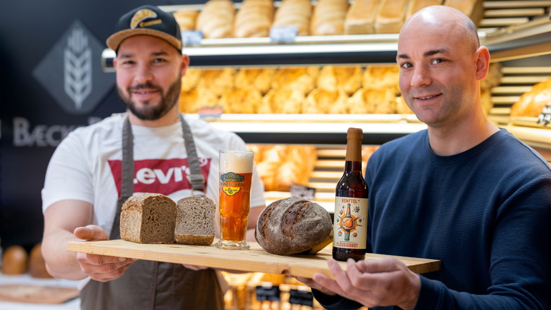 Bäckermeister Martin Reck (l.) und Tobias Frenzel von Frenzel-Bräu in Bautzen zeigen das neue Brotbier und das Bierbrot.