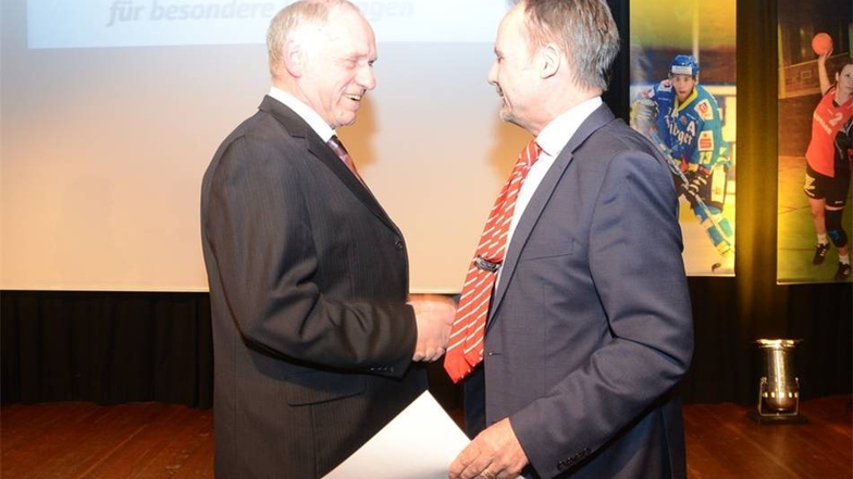 Ralf Hartleb, Mitglied des Vorstandes der Sparkasse Oberlausitz Niederschlesien, zeichnet Hans-Joachim Richter mit dem Sparkassen-Pokal für besondere Leistungen aus.
