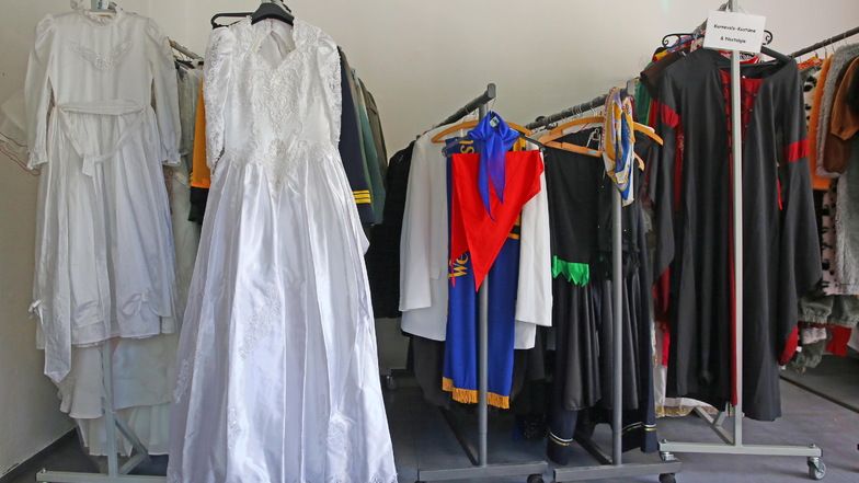 Der Kostümfundus mit über 1.400 Kostümteilen befindet sich ab sofort in Wiesa. Der Heimatverein kümmert sich um die Ausleihe und Pflege.