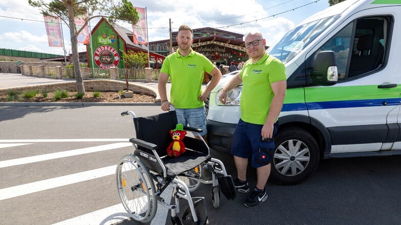 Rico Jacob (links), Chef des gleichnamigen Döbelner Fahrdienstes, und Fahrer Martin Groecke vor dem Eingang von Karls Erlebnis-Dorf in Döbeln. Dorthin bringt der Fahrdienst Menschen, die beispielsweise auf einen Rollstuhl angewiesen sind.