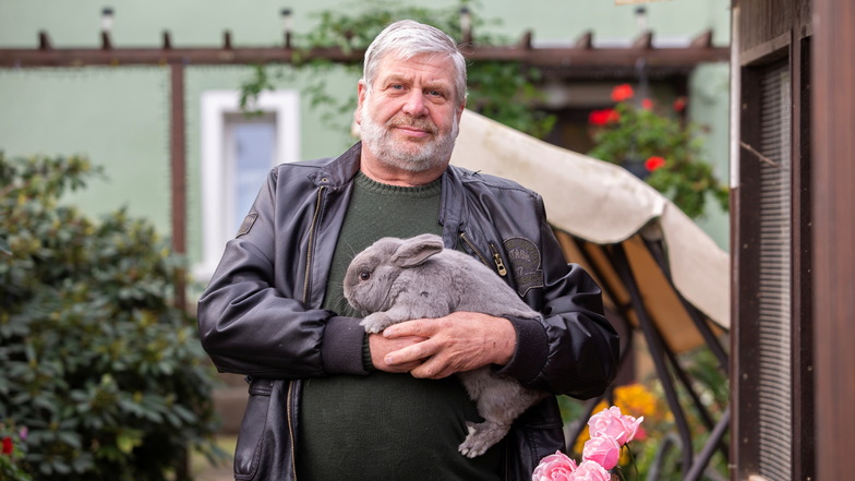 Peter Keller mit einem Kaninchen der Rasse Marburger Fee. Der Züchter aus Großröhrsdorf sorgt sich um die aktuelle Entwicklung in den Vereinen.