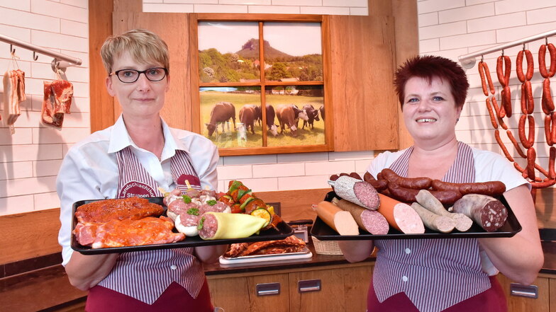 Landschlachthof Struppen Mitarbeiterinnen Ines Hähne (li.) und Peggy Hering mit den Produkten aus der eigenen Fleischerei.