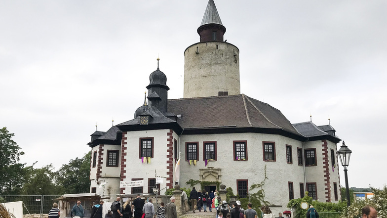 Beim Ritterfest auf Burg Posterstein stehen Besucher vor dem Eingang zur Burg.
