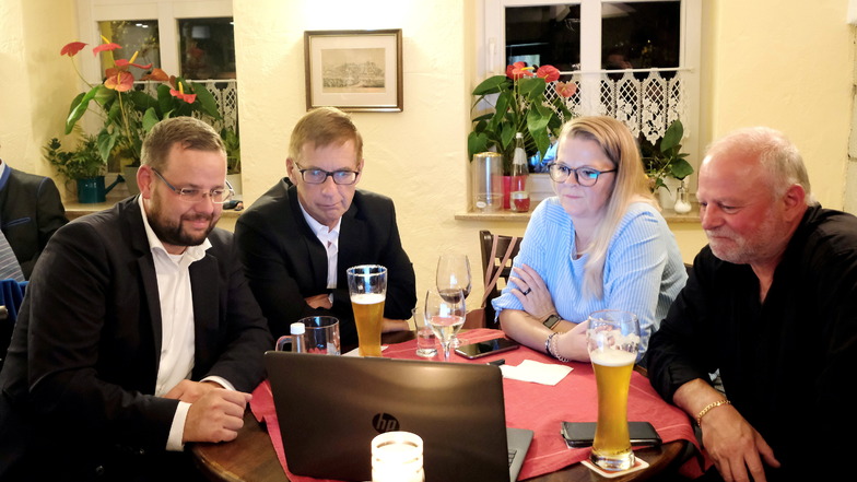 Sebastian Fischer wartete mit seinen Unterstützern in der Gaststätte Goldener Anker in Meißen auf das Wahlergebnis.