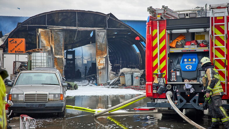 Ein Bild der Verwüstung: Das Feuer in Heidenau breitete sich schnell auf Autos und Werkstätten aus.