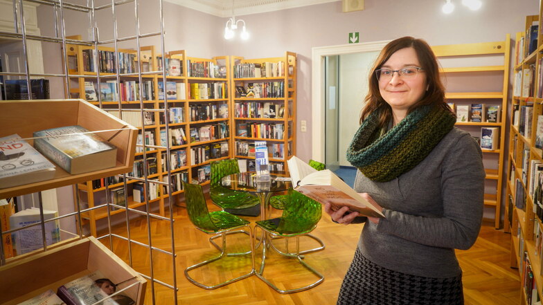 Aniko Heinze leitet seit einem Jahr die Bibliothek in Bischofswerda. Besonders gern ist sie bei den Regionalkrimis und informiert sich durch das Lesen der Klappentexte über den Inhalt.