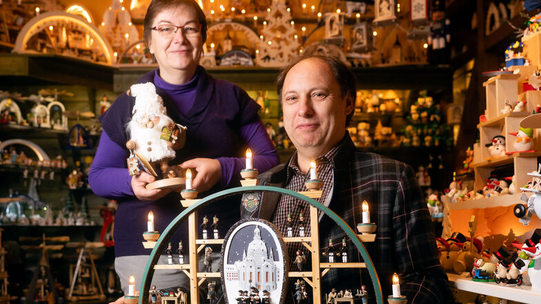Ilona und Henry Münnich betreiben seit 25 Jahren den Geschenkeladen am Ottendorfer Südbahnhof. Sie sind auf Weihnachtsfiguren aus dem Erzgebirge spezialisiert.