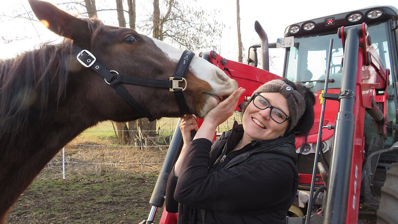 Carolin Rudolf ist Tierliebhaberin. Auf dem heimischen Hofgelände entstehen derzeit neue Ställe für Urlaubspferde.