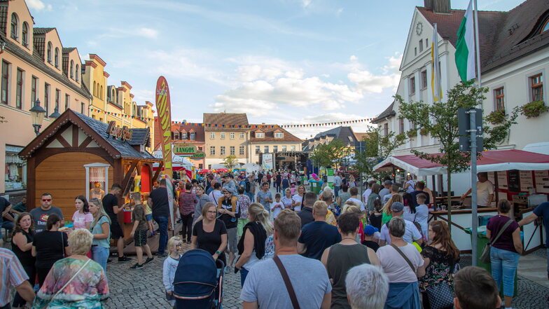 Der Markt mit der großen Bühne und vielen Imbissständen ist der Mittelpunkt des Sommerfestes.
