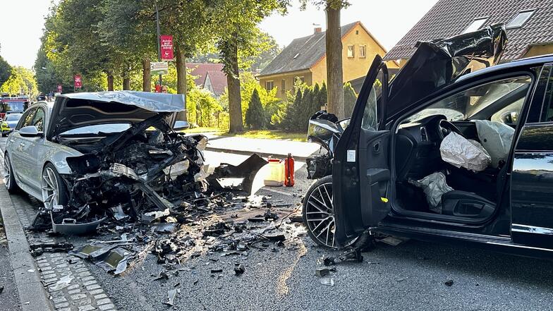 Von der Front der beiden Fahrzeuge war nach dem Unfall nicht mehr viel übrig.