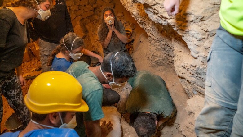 Der Moment, in der in der Muraba'at-Höhle in der Nähe des Toten Meeres bei Ausgrabungen ein Korb gefunden wird. Der Korb sei 10.500 Jahre alt und damit wohl der älteste der Welt. Dort wurden auch die Bibelfragmente entdeckt.
