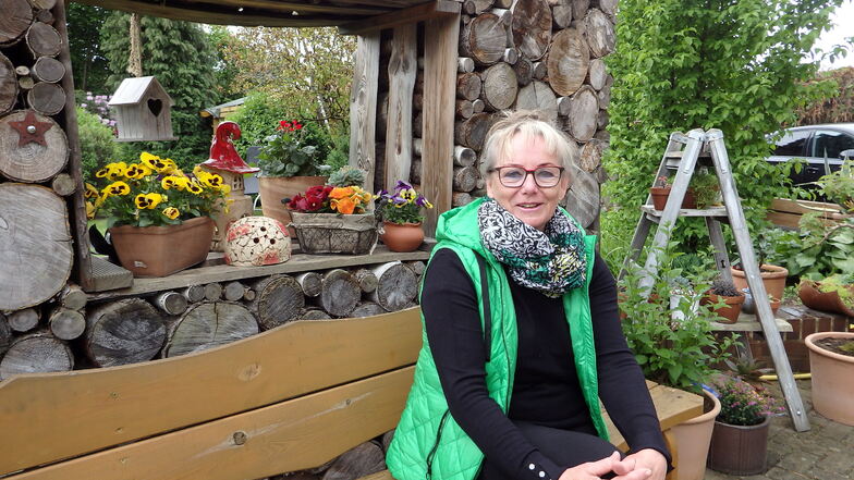 Carina Israel auf der fotogenen Bank am Eingang ihres Gartens in Hoyerswerda. Hier sitzen auch gern die Touristen, an die sie eine Ferienwohnung in ihrem Altbau in der Walter-Rathenau-Straße vermietet.