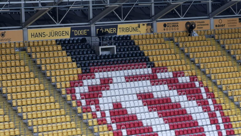 Die Aufschrift „Hans-Jürgen „Dixie“ Dörner Tribüne“ sowie das Konterfei des ehemaligen Weltklasse-Liberos ist in der Mitte des Zuschauerblocks auf der Südtribüne im Rudolf-Harbig-Stadion zu sehen.