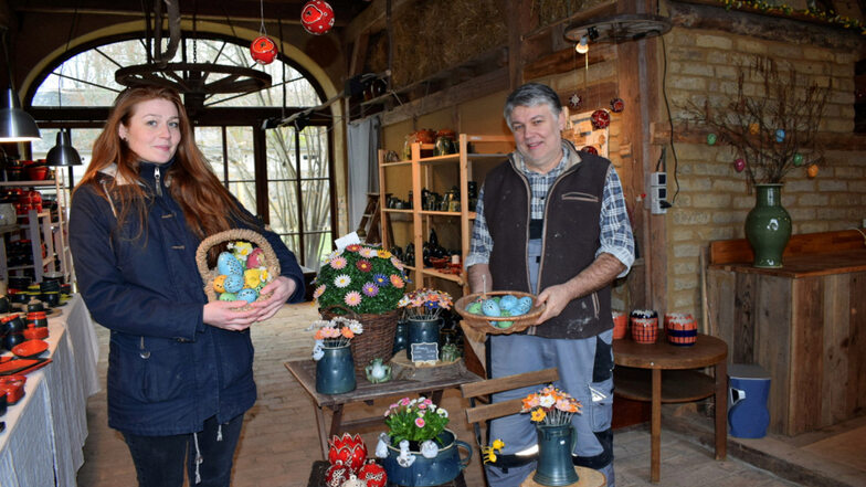 Christian Schmidt und seine Tochter Carolin Gleinig präsentieren getöpferte Waren passend zum Frühling.