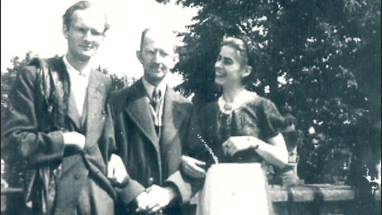 Franziska Ulich und Jan Kamieński (l.) 1944 am Zwinger mit seinem Vater, der aus Polen zu Besuch gekommen war.
