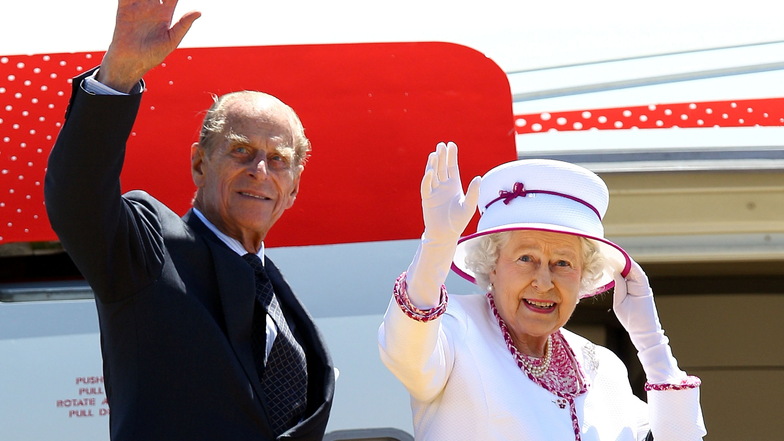 2011: Elizabeth II. und Prinz Philip winken beim Besteigen eines Flugzeugs in Perth, Australien Hunderten von Menschen zum Abschied zu.