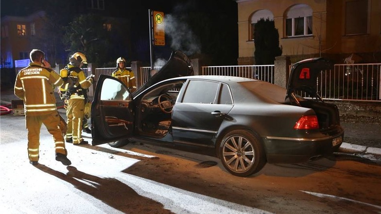 Der betrunkene Fahrer dieses VW Phaetons  hat in Zschertnitz einen Mopedfahrer angefahren, lebensgefährlich verletzt und ist dann vom Unfallort geflüchtet.