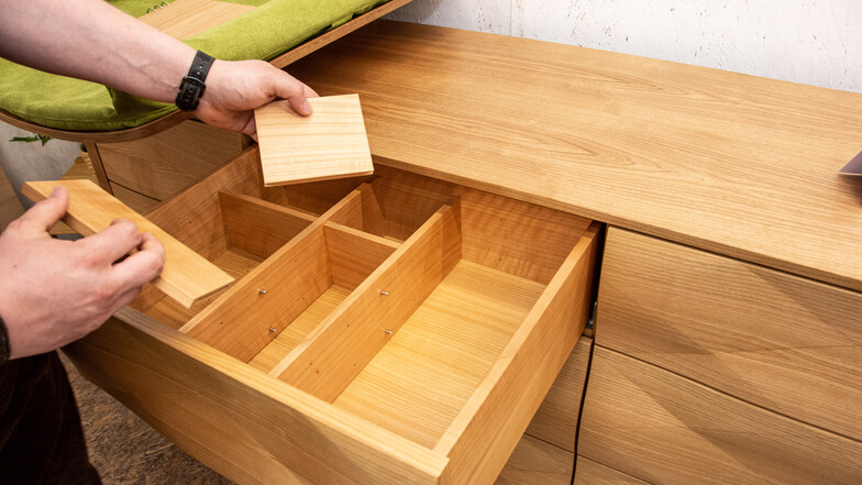 Die Schubladen mit dreidimensional gestalteten Fronten öffnen sich per Druck („Push-to-Open“) und können je nach Bedarf in der Inneneinteilung variiert werden.