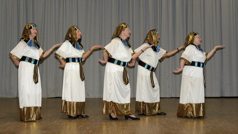Frauen des AWO-Balletts Rheinau als Pharaoninnen verkleidet - so wollten sie bei der Bundesgartenschau auftreten. Doch die Veranstalter sehen darin kulturelle Aneignung. Jetzt werden aus den Pharaonen ägyptische Arbeiter.