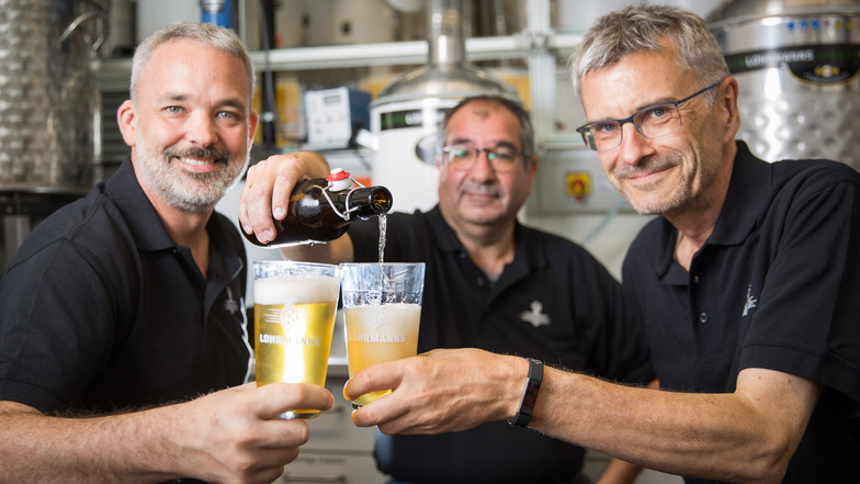 In der TU-eigenen Brau-Versuchsanlage haben die Professoren Jan J. Weigand (l.) und Thomas Henle (r.) das TU-Bier kreiert. Francisco Arroya-Escobar will das Bier nun in den Handel bringen.